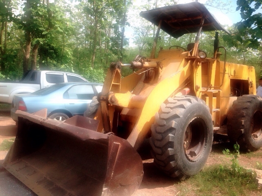 KOMATSU 510 รถตักล้อยางเอวอ่อน รถสภาพดีเดิมดีพร้อมใช้งานได้เลยครับ เอวแน่นมากไม่มีหลวม เครื่องยนต์เดิมๆแรงดีแห้งดีไม่มีเยิ้ม ระบบไฮดรอลิกส์แห้งดีไม่มีปัญหาครับ เกียร์ทอร์คเข้าง่ายไม่มีปัญหาเลย แขนเดิมยัวไม่ต่อแขน ช่วงล่างแน่นดี ยางสภาพดีประมาณ 50\% พร้อมใช