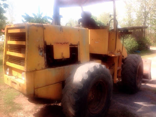 KOMATSU 510 รถตักล้อยางเอวอ่อน รถสภาพดีเดิมดีพร้อมใช้งานได้เลยครับ เอวแน่นมากไม่มีหลวม เครื่องยนต์เดิมๆแรงดีแห้งดีไม่มีเยิ้ม ระบบไฮดรอลิกส์แห้งดีไม่มีปัญหาครับ เกียร์ทอร์คเข้าง่ายไม่มีปัญหาเลย แขนเดิมยัวไม่ต่อแขน ช่วงล่างแน่นดี ยางสภาพดีประมาณ 50\% พร้อมใช