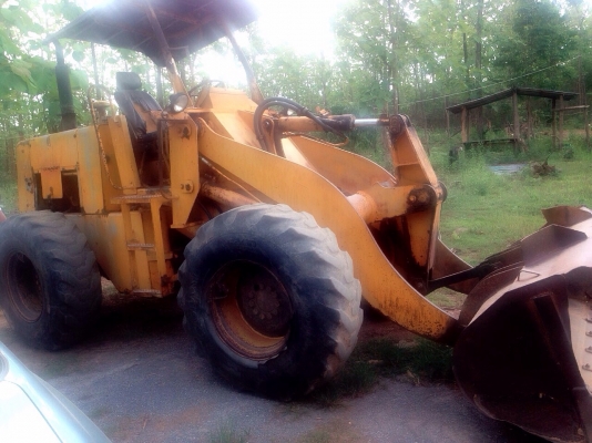 KOMATSU 510 รถตักล้อยางเอวอ่อน รถสภาพดีเดิมดีพร้อมใช้งานได้เลยครับ เอวแน่นมากไม่มีหลวม เครื่องยนต์เดิมๆแรงดีแห้งดีไม่มีเยิ้ม ระบบไฮดรอลิกส์แห้งดีไม่มีปัญหาครับ เกียร์ทอร์คเข้าง่ายไม่มีปัญหาเลย แขนเดิมยัวไม่ต่อแขน ช่วงล่างแน่นดี ยางสภาพดีประมาณ 50\% พร้อมใช