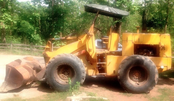 KOMATSU 510 รถตักล้อยางเอวอ่อน รถสภาพดีเดิมดีพร้อมใช้งานได้เลยครับ เอวแน่นมากไม่มีหลวม เครื่องยนต์เดิมๆแรงดีแห้งดีไม่มีเยิ้ม ระบบไฮดรอลิกส์แห้งดีไม่มีปัญหาครับ เกียร์ทอร์คเข้าง่ายไม่มีปัญหาเลย แขนเดิมยัวไม่ต่อแขน ช่วงล่างแน่นดี ยางสภาพดีประมาณ 50\% พร้อมใช