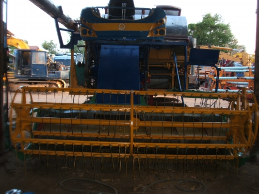 ขายรถเกี่ยวข้าวเกษตรพัฒนา รุ่นไอ้หนุ่มไวไฟ ตัวเดิน PC200 เครื่องยนต์ มิตซู 6D17 210 แรงม้า