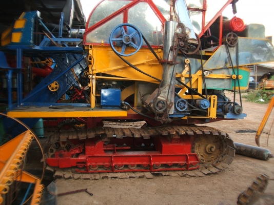 ขายรถเกี่ยวข้าวเกษตรพัฒนา รุ่นไอ้หนุ่มไวไฟ ตัวเดิน PC200 เครื่องยนต์ มิตซู 6D17 210 แรงม้า