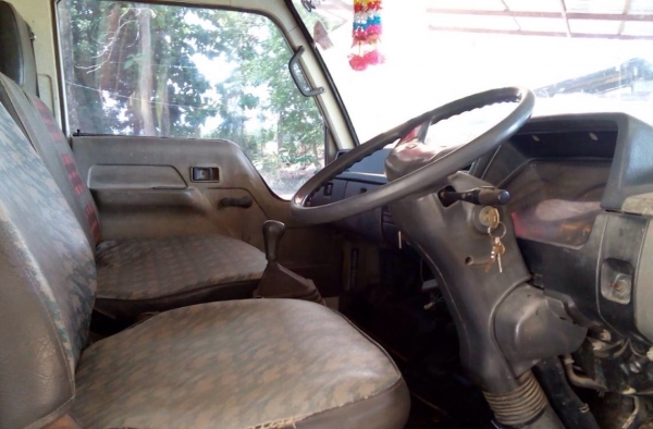 MITSUBISHI CANTER FE 115 HP 4D34 หกล้อดั๊มพ์ กระบะดั๊มพ์เหล็ก 4 ตันความยาว 3.60 เมตรสวยจัดพร้อมบรรทุกหนักได้เลย เครื่องยนต์แน่นแรงดีเดิมๆไม่มีเยิ้ม หัวเก๋งเดิมๆบางๆภายในเก๋งคอนโซลสวยครบ พวงมาลัยเพาเวอร์ ช่วงล่างแน่นคัชซีสวยเดิมๆไม่มีแอ่นไม่มีบวม คานหน้ากั