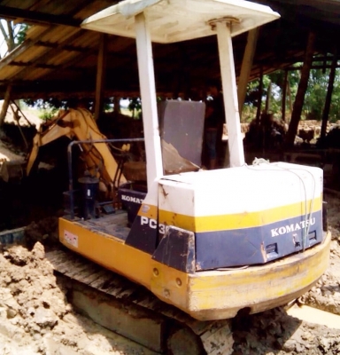 KOMATSU PC 30-6 รถบอดี้สวยเดิมสภาพดีพร้อมใช้งานได้เลยครับ เครื่องยนต์แรงดีทำงานเร็วใช้งานได้คล่องตัวมากครับ ปั๊มแรงดีไม่มีเยิ้ม คอนโทรลง่ายขับง่าย ภายนอกบูมอาร์มสวยไม่มีปะไม่มีดามครับ ช่วงล่างแน่น มีใบมีดดันดินครบพร้อม ใบแทรกสภาพดีสุดๆพร้อมใข้งานได้เลยครั