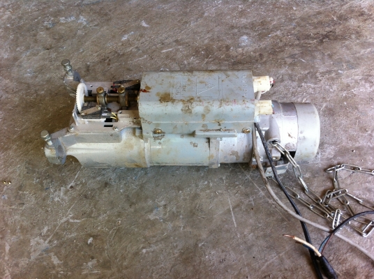 มอเตอร์ประตู้ม้วนขนาดดึงได้ 300 Kg. เป็นมอเตอร์ 1/4 แรงม้า มีโซ๋ดึงได้เวลาไฟดับ