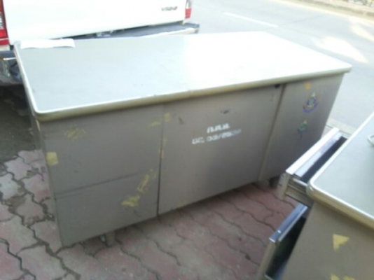 ขายเหมา " โต๊ะ ตู้ เหล็ก อย่างดี พร้อมเก้าอี้ " 6,900 บาท