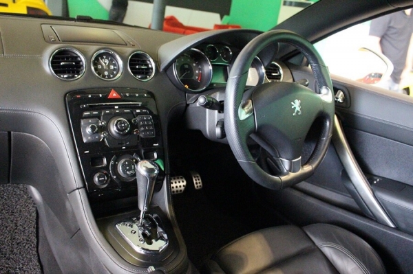 ขาย PEUGEOT RCZ ปี 2011 สีขาวแท้ตัวท็อปสุด มีจอหน้า เครื่องเสียง JBL แม็ก 19 ยางใหม่เพิ่งเปลี่ยนทั้งหมด รถเพิ่งเซอร์วิทย์ใหญ่จากศูนย์ สภาพป้ายแดง วิ่ง 3x,xxx โล มือเดี๋ยวออกห้าง ไม่เคยทำสีสักชิ้น ขายราคาถูกที่สุดในประเทศไทย ขายเพียง 1,690,000 ไม่ต่างกับซ ขาย PEUGEOT RCZ ปี 2011 สีขาวแท้ตัวท็อปสุด มีจอหน้า เครื่องเสียง JBL แม็ก 19 ยางใหม่เพิ่งเปลี่ยนทั้งหมด รถเพิ่งเซอร์วิทย์ใหญ่จากศูนย์ สภาพป้ายแดง วิ่ง 3x,xxx โล มือเดี๋ยวออกห้าง ไม่เคยทำสีสักชิ้น ขายราคาถูกที่สุดในประเทศไทย ขายเพียง 1,690,000 ไม่ต่างกับซ