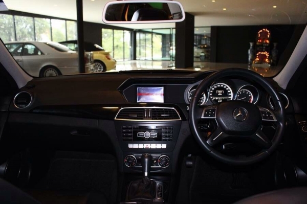 ขาย Benz C 200 ปี2014 รถออกศูนย์เบนซ์ไทยแลนด์ สีขาวแท้ ชุดแต่ง AMG แท้รอบคัน ท่อหลังออก 4 AMG กระจังหน้าดาวใหญ่แท้ ล้อAMG 18 แท้ ภายในดำ รถสภาพไม่ต่างกับรถใหม่ ขายเพียง 1,859,000 ราคาถูกสุดในตลาด จัดไฟแนทซ์ได้เต็ม พร้อมวารันตรีเซอร์วิทย์ฟรีทุกกรณี 6 เดือน