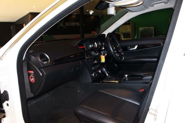 ขาย Benz C 200 ปี2014 รถออกศูนย์เบนซ์ไทยแลนด์ สีขาวแท้ ชุดแต่ง AMG แท้รอบคัน ท่อหลังออก 4 AMG กระจังหน้าดาวใหญ่แท้ ล้อAMG 18 แท้ ภายในดำ รถสภาพไม่ต่างกับรถใหม่ ขายเพียง 1,859,000 ราคาถูกสุดในตลาด จัดไฟแนทซ์ได้เต็ม พร้อมวารันตรีเซอร์วิทย์ฟรีทุกกรณี 6 เดือน