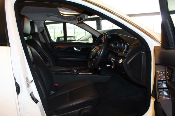 ขาย Benz C 200 ปี2014 รถออกศูนย์เบนซ์ไทยแลนด์ สีขาวแท้ ชุดแต่ง AMG แท้รอบคัน ท่อหลังออก 4 AMG กระจังหน้าดาวใหญ่แท้ ล้อAMG 18 แท้ ภายในดำ รถสภาพไม่ต่างกับรถใหม่ ขายเพียง 1,859,000 ราคาถูกสุดในตลาด จัดไฟแนทซ์ได้เต็ม พร้อมวารันตรีเซอร์วิทย์ฟรีทุกกรณี 6 เดือน