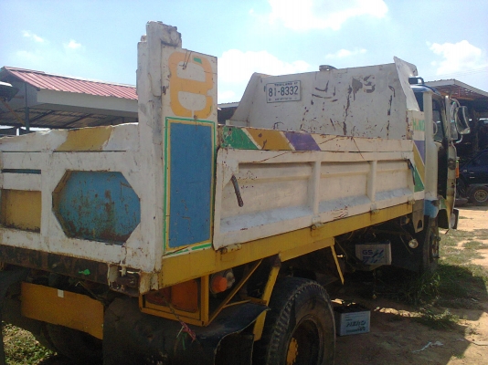 รถหกล้อฮีโน่หกสูบ