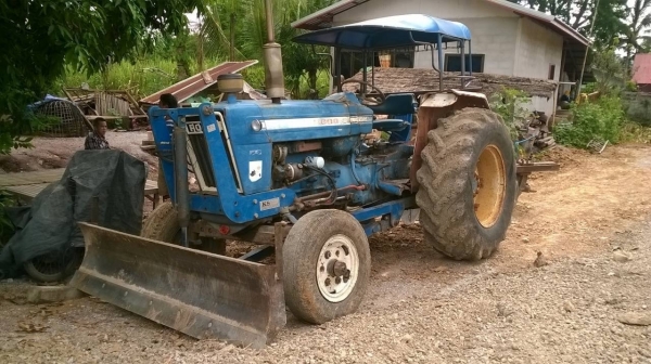 ขายรถไถ FORD 5000 สภาพสวยเดิมแห้งทั้งคัน เอกสารใบอินวอยซ์ อุปกรณ์มีผานดันหน้า และผาน 3