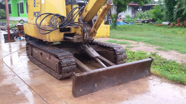 Komatsu pc 35 เครื่องสี่สูบแน่น  ประหยัด ปั๊มดี ระบบทำงานดี แทรคเหล็กมียางเสริม
