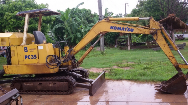 Komatsu pc 35 เครื่องสี่สูบแน่น  ประหยัด ปั๊มดี ระบบทำงานดี แทรคเหล็กมียางเสริม