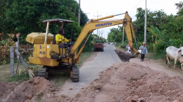 Komatsu pc 35 เครื่องสี่สูบแน่น  ประหยัด ปั๊มดี ระบบทำงานดี แทรคเหล็กมียางเสริม