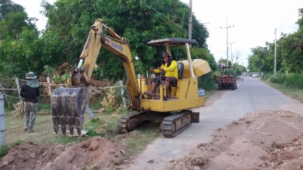 Komatsu pc 35 เครื่องสี่สูบแน่น  ประหยัด ปั๊มดี ระบบทำงานดี แทรคเหล็กมียางเสริม