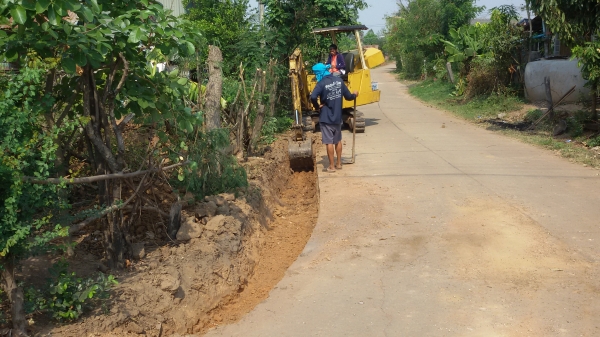 Komatsu pc 35 เครื่องสี่สูบแน่น  ประหยัด ปั๊มดี ระบบทำงานดี แทรคเหล็กมียางเสริม