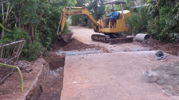 Komatsu pc 35 เครื่องสี่สูบแน่น  ประหยัด ปั๊มดี ระบบทำงานดี แทรคเหล็กมียางเสริม