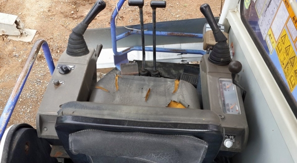 ขายถูกรถขุดเก่านอก MITSUBISHI MM57SR  _ 084-4873923