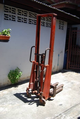 รถยกพาเลท สแตกเกอร์