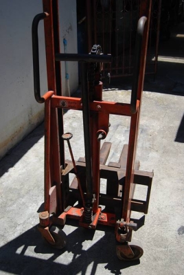 รถยกพาเลท สแตกเกอร์