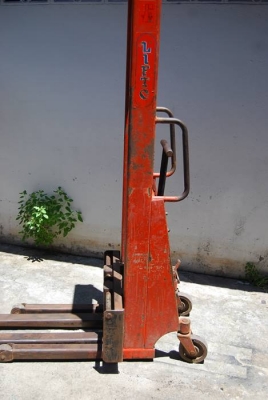 รถยกพาเลท สแตกเกอร์