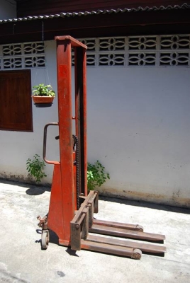 รถยกพาเลท สแตกเกอร์