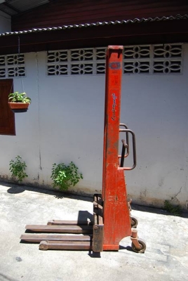 รถยกพาเลท สแตกเกอร์