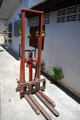 รถยกพาเลท สแตกเกอร์