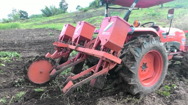 ขายเครื่องปลูกข้าวโพด ขนาด 32 - 47 แรง