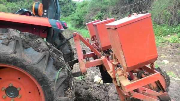 ขายเครื่องปลูกข้าวโพด ขนาด 32 - 47 แรง