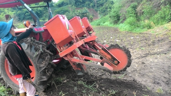 ขายเครื่องปลูกข้าวโพด ขนาด 32 - 47 แรง