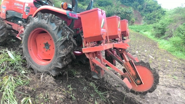 ขายเครื่องปลูกข้าวโพด ขนาด 32 - 47 แรง