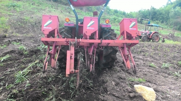 ขายเครื่องปลูกข้าวโพด ขนาด 32 - 47 แรง