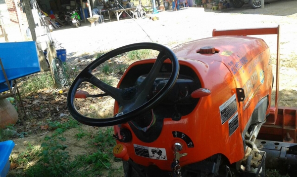 ขายคูโบต้าL4708พร้อมดันหน้าสภาพเดิมๆไม่มีรอยแกะนะคับราคาเบาๆ395000