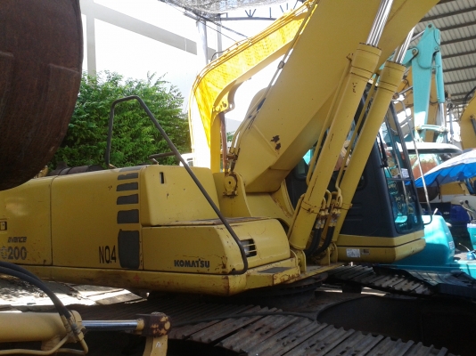 ต้องการขายรถขุดยี่ห้อ komatsu-pc200-6 รถนอกนำเข้าจากญี่ปุ่น