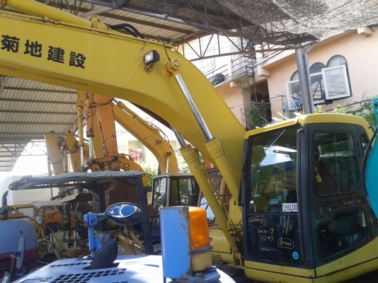 ต้องการขายรถขุดยี่ห้อ komatsu-pc200-6 รถนอกนำเข้าจากญี่ปุ่น
