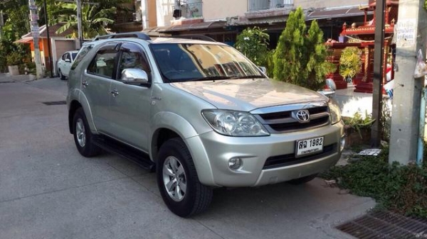 TOYOTA FOURTUNER2.7V ปี05 ราคาไม่แพง