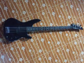 ขอนอกเรื่อง ขายกีตาร์เบส yamaha