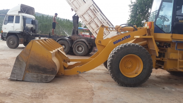 ขายรถตัก WA 180-1 สภาพสวยๆคับ พร้อมใช้งาน ขายรถตัก WA 180-1 สภาพสวยๆคับ พร้อมใช้งาน