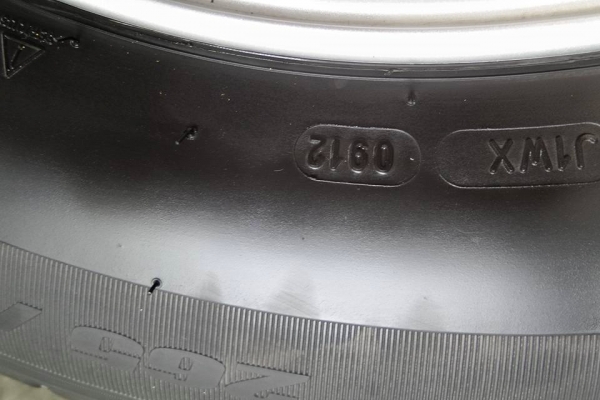 ล้อเดิมวีโก้ตัวสูงพร้อมยางมิชลิน 265/65R17 ปี 12 ขาย10000บาท 081-7570077