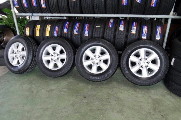 ล้อเดิมวีโก้ตัวสูงพร้อมยางมิชลิน 265/65R17 ปี 12 ขาย10000บาท 081-7570077