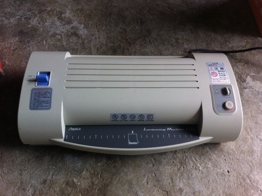 เครื่องเคลื่อบบัตร Asmix  ใช้กับกระดาษได้ถึง A 4 ปรับตั้งอุณหภูมิความร้อนได้