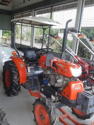 รถไถ่ Kt140 รถสวยวิ่งน้อ ยพร้อมใช้ทะเบียนพร้อม อุปกรณ์ มีดันหน้า พาล 3ล้อเหล็ก