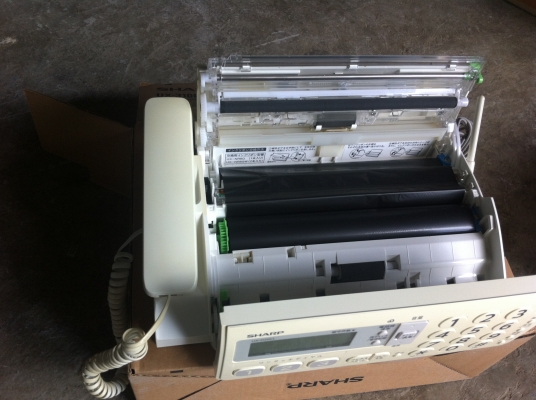 เครื่องFax และโทรศัพท์ และ COPY ยี่ห้อ SHARP แบบใช้แผ่นฟิล์มซึ่งมีความชัดมาก