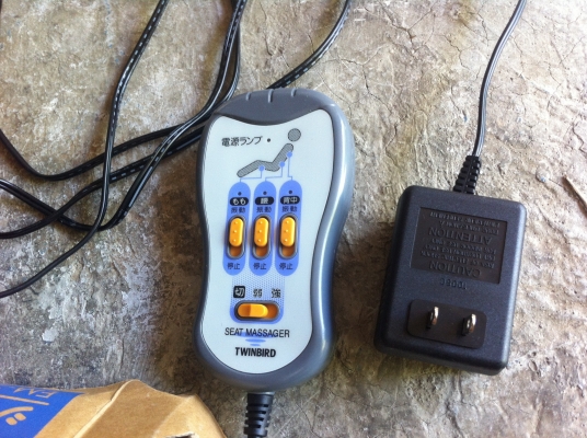 เบาะสั่นนวด TWINBIRD ไฟฟ้าใข้ในบ้านในรถได้ ขุดสั่นนวด 3 ส่วนแยกกัน ที่รองนั่งและส่วนหลังจากญี่ปุ่น