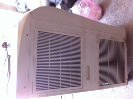 แอร์เคลื่อนที่ CENTRAL AIR ขนาด 9000 BTU. มีท่ออ่อนนำลมร้อนไปทิ้งนอกห้อง