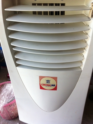 แอร์เคลื่อนที่ CENTRAL AIR ขนาด 9000 BTU. มีท่ออ่อนนำลมร้อนไปทิ้งนอกห้อง