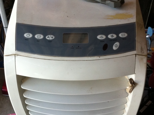 แอร์เคลื่อนที่ CENTRAL AIR ขนาด 9000 BTU. มีท่ออ่อนนำลมร้อนไปทิ้งนอกห้อง