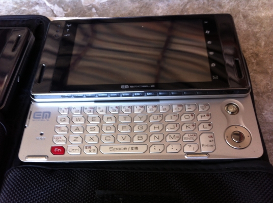 โทรศัพท์สมาร์ทโฟน SHARP สภาพสวยน่าจะใหม่เก่าเก็บมา มีซองเก็บมาด้วย(มีแค่สองอัน)